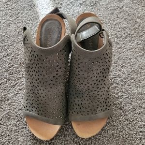 Andiamo Covered Chunky Heal in Olive. Size 5.5